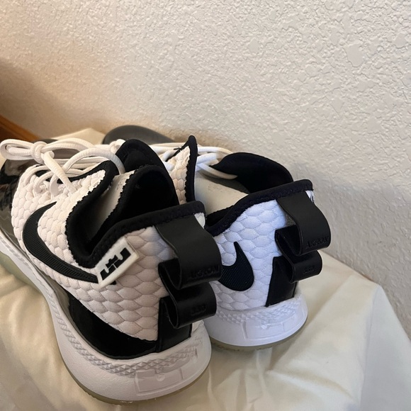 Nike LeBron Witness 3 Sneakers Black and White - Picture 4 of 7